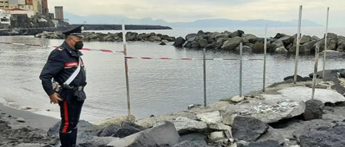 Bimbo annegato in mare a Torre del Greco, la mamma: «Sono stata io»