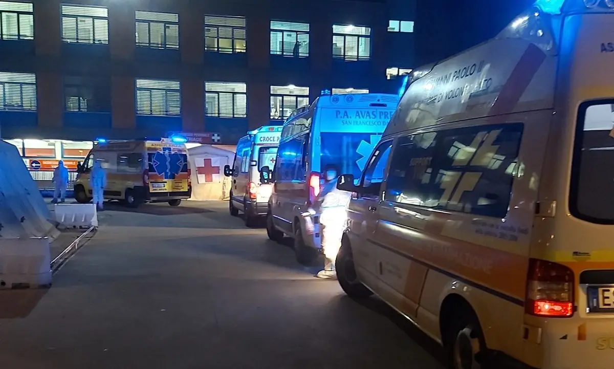 Covid, a Cosenza ospedale in affanno: ambulanze in fila e pazienti in attesa di un posto letto