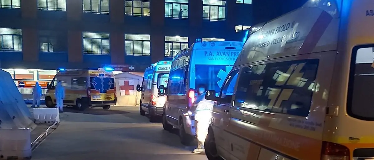 Covid, a Cosenza ospedale in affanno: ambulanze in fila e pazienti in attesa di un posto letto
