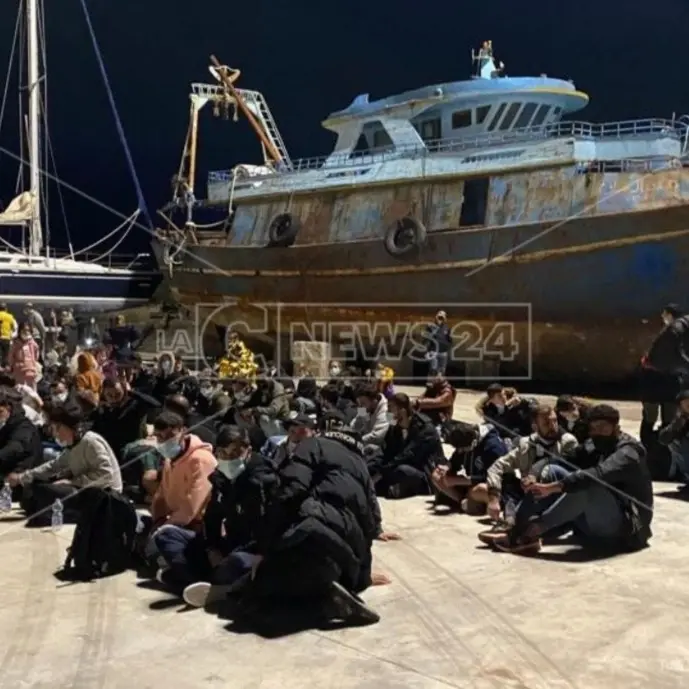 Primo sbarco del 2022 in Calabria: soccorsi a Roccella circa 100 migranti