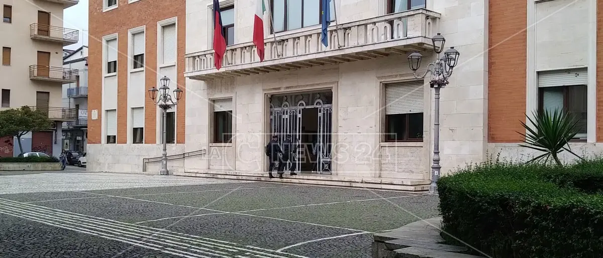 Crotone, imbrattata l’auto della consigliera Mungari: la solidarietà di sindaco e amministrazione