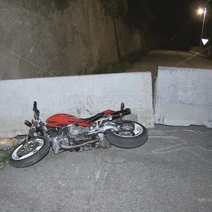Cosenza, si schiantò con la moto contro le barriere di cemento al buio: sette indagati - NOMI