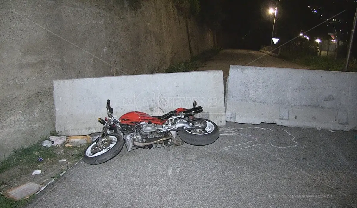 Cosenza, si schiantò con la moto contro le barriere di cemento al buio: sette indagati - NOMI