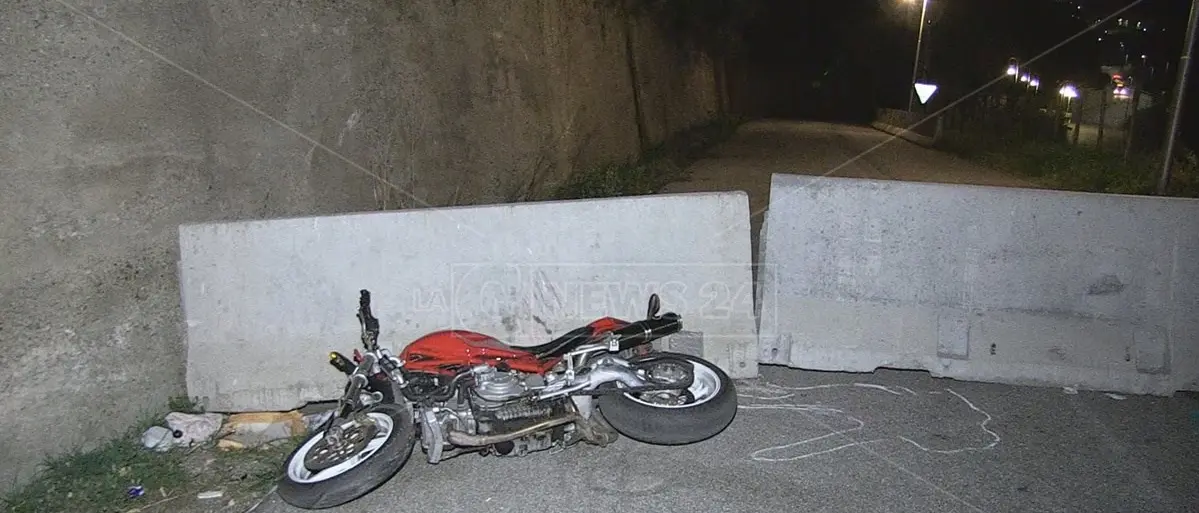 Cosenza, si schiantò con la moto contro le barriere di cemento al buio: sette indagati - NOMI