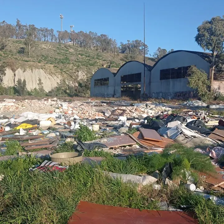 Crotone, la denuncia: «Una discarica a cielo aperto all’ingresso della città»