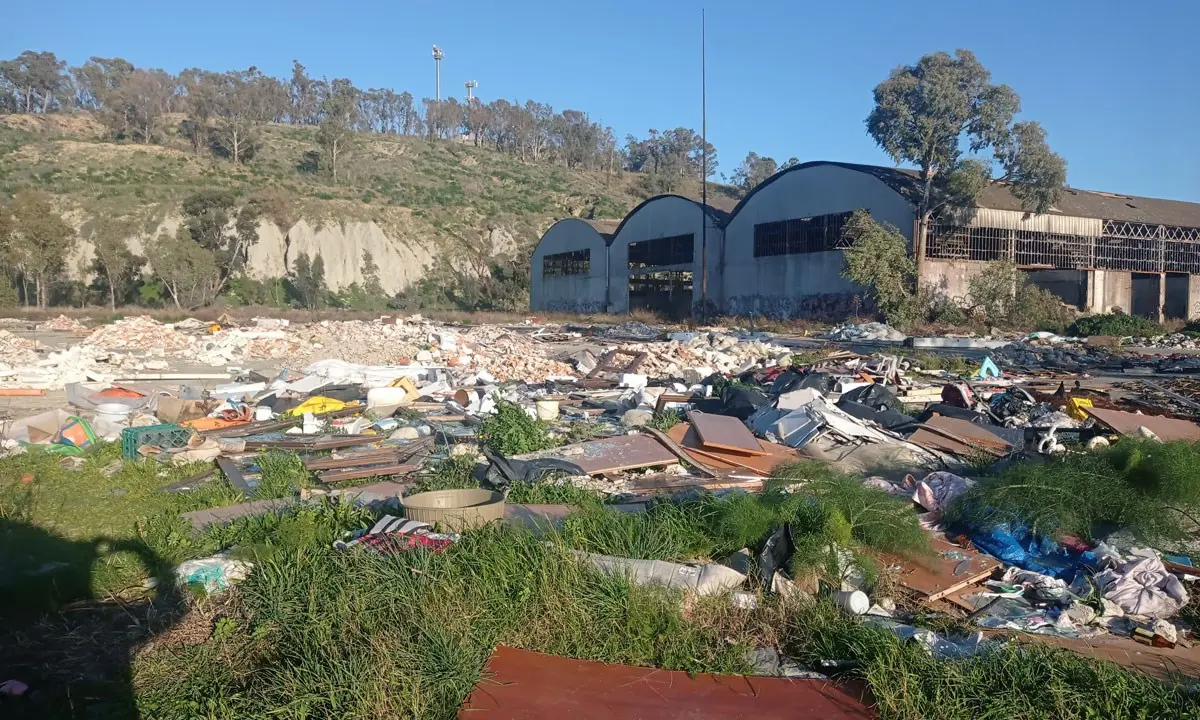 Crotone, la denuncia: «Una discarica a cielo aperto all’ingresso della città»