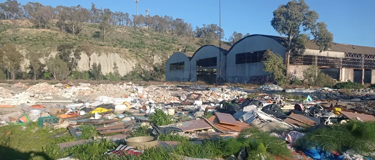 Crotone, la denuncia: «Una discarica a cielo aperto all’ingresso della città»