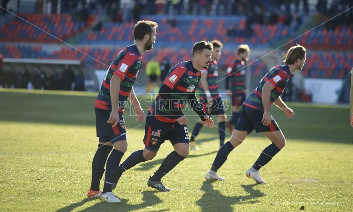 Cosenza calcio, il Covid colpisce altri 8 tesserati: il totale dei casi sale a 11