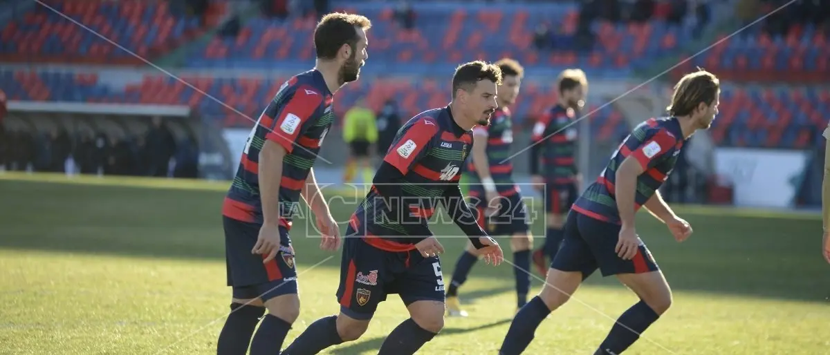 Cosenza calcio, il Covid colpisce altri 8 tesserati: il totale dei casi sale a 11