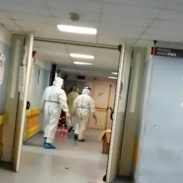 Corigliano Rossano, ambulanze in fila e positivi parcheggiati in pronto soccorso: Polo Covid stracolmo