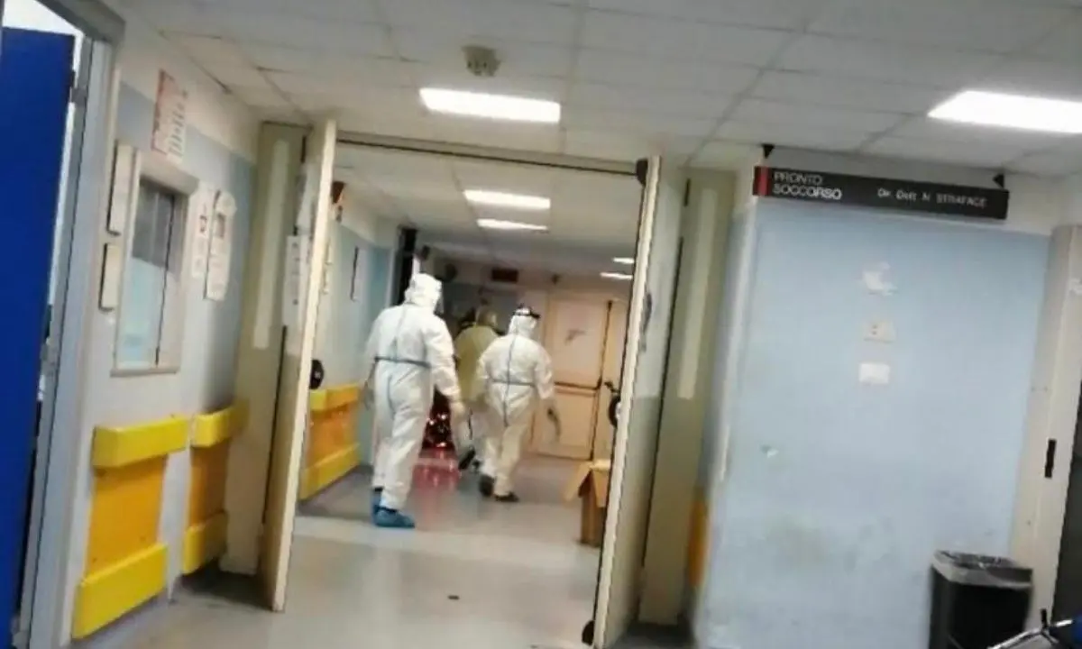 Corigliano Rossano, ambulanze in fila e positivi parcheggiati in pronto soccorso: Polo Covid stracolmo