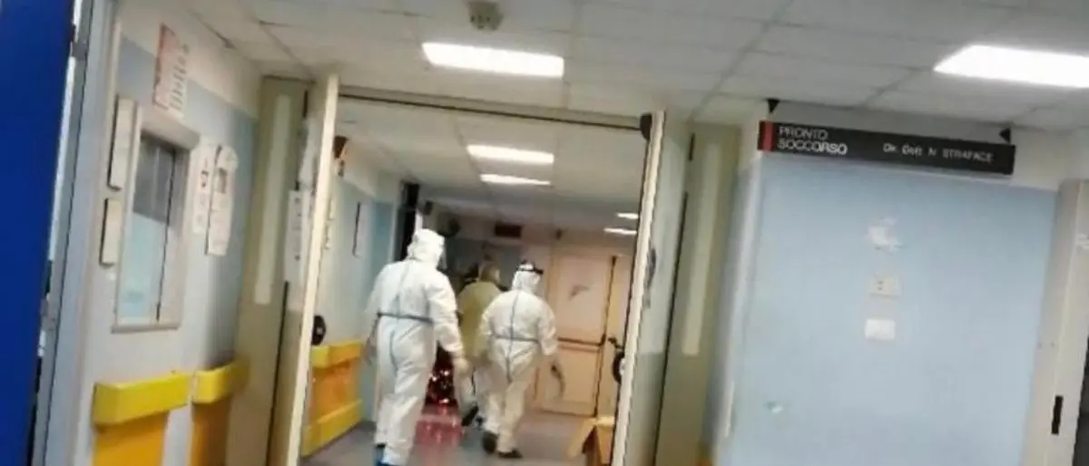 Corigliano Rossano, ambulanze in fila e positivi parcheggiati in pronto soccorso: Polo Covid stracolmo