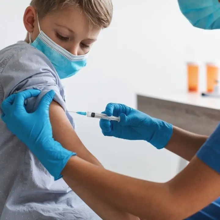 Sì alla vaccinazione per gli adolescenti, ma a Vibo ancora non si può: l’Asp nicchia e manca Pfizer