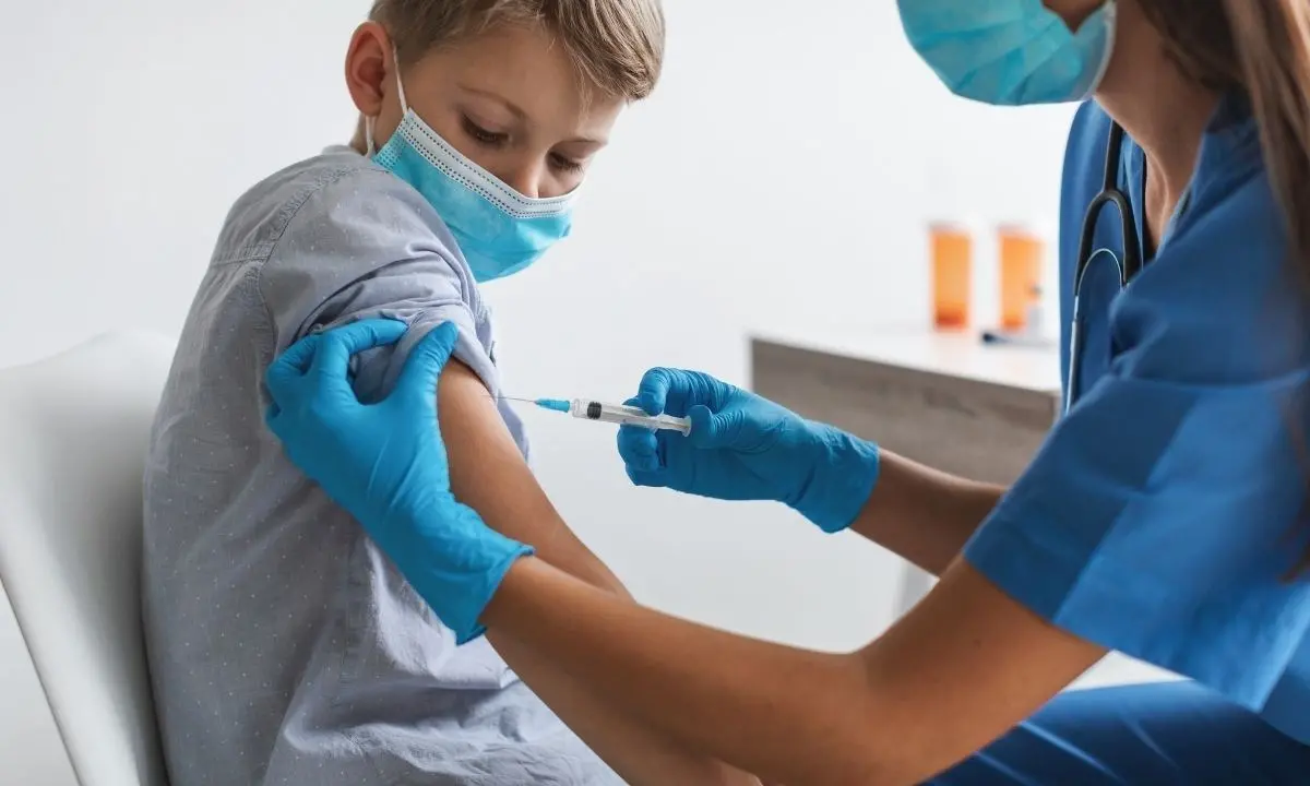 Sì alla vaccinazione per gli adolescenti, ma a Vibo ancora non si può: l’Asp nicchia e manca Pfizer