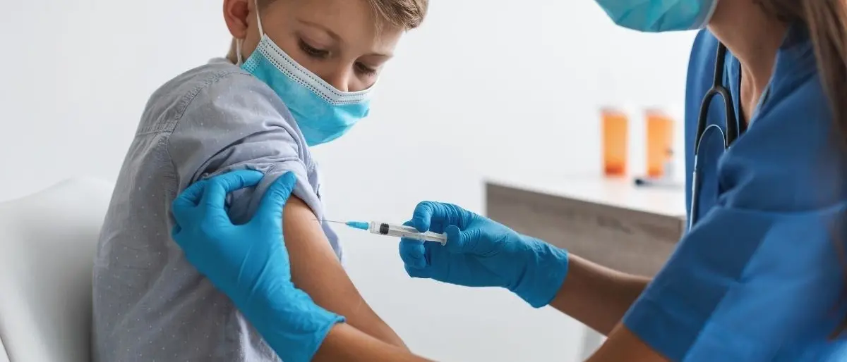 Sì alla vaccinazione per gli adolescenti, ma a Vibo ancora non si può: l’Asp nicchia e manca Pfizer