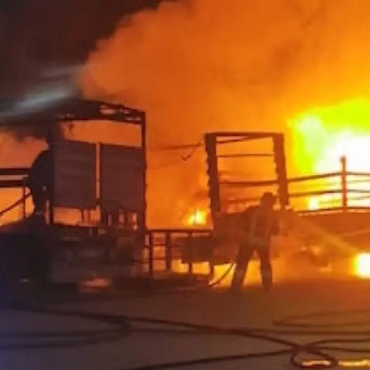 Corigliano Rossano, capannone e cinque mezzi in fiamme: avviate le indagini