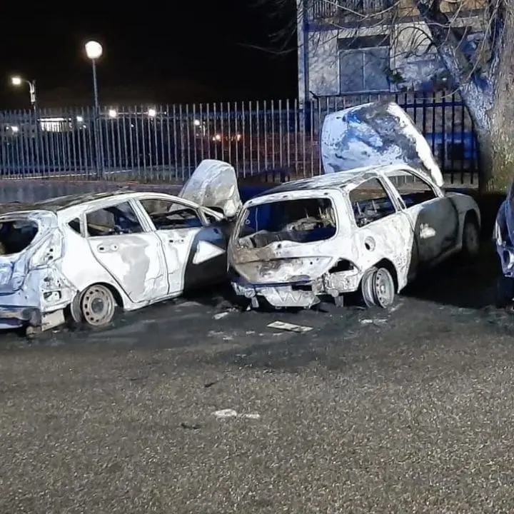 Incendio a Catanzaro, quattro auto distrutte dalle fiamme: non è esclusa la matrice dolosa