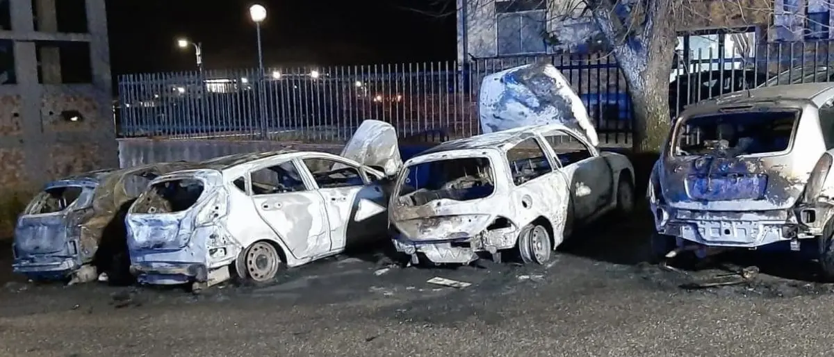 Incendio a Catanzaro, quattro auto distrutte dalle fiamme: non è esclusa la matrice dolosa