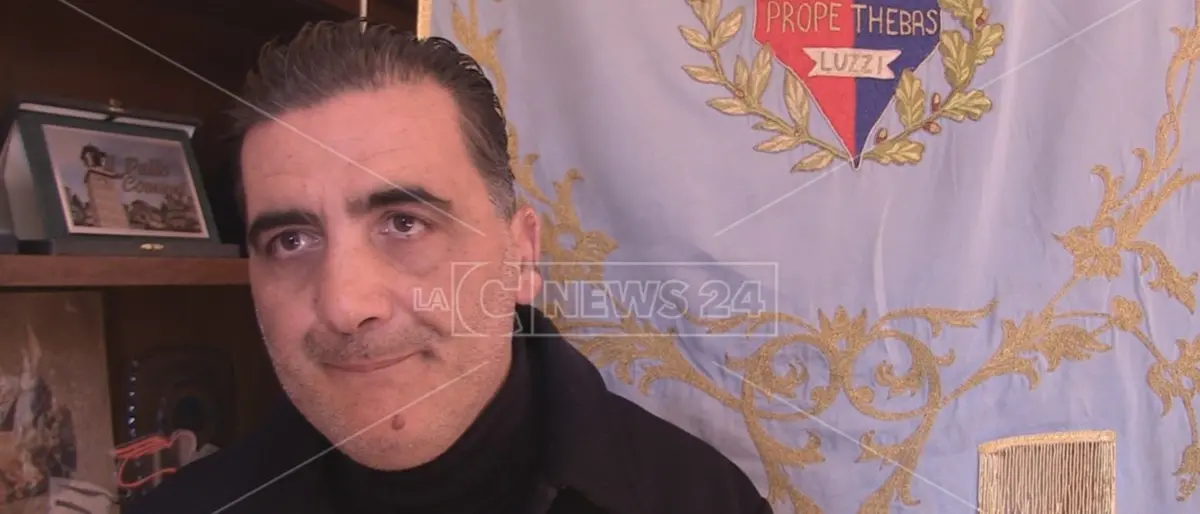 Scuole, il sindaco di Luzzi: «Trentasei studenti positivi ma non posso chiudere per colpa del Tar»