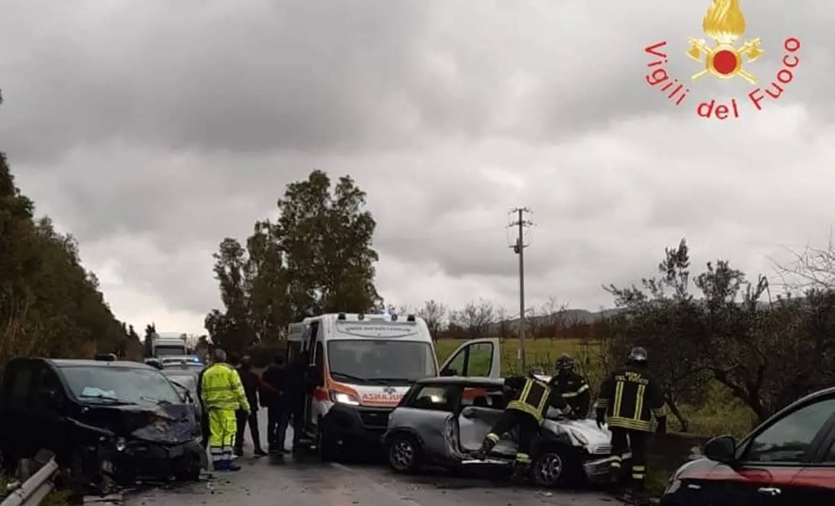 Incidente nel Catanzarese, violento impatto tra due auto: feriti i conducenti