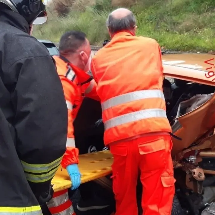 Incidente nel Catanzarese, scontro tra due auto: feriti portati in ospedale