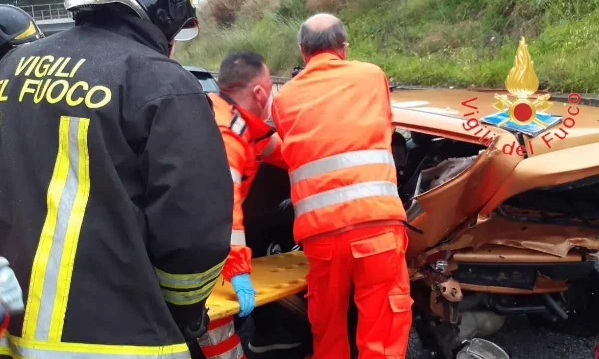 Incidente nel Catanzarese, scontro tra due auto: feriti portati in ospedale