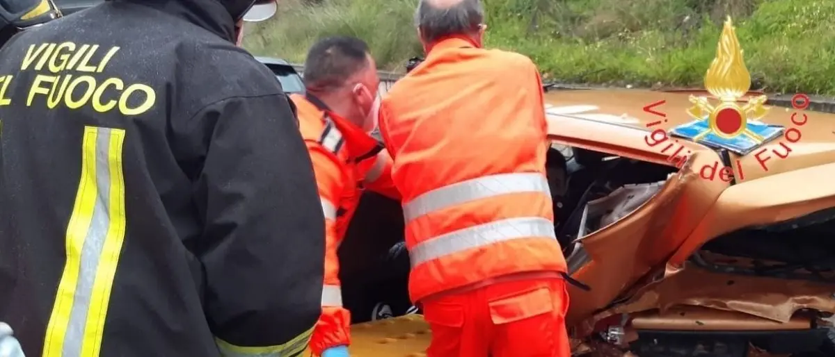Incidente nel Catanzarese, scontro tra due auto: feriti portati in ospedale