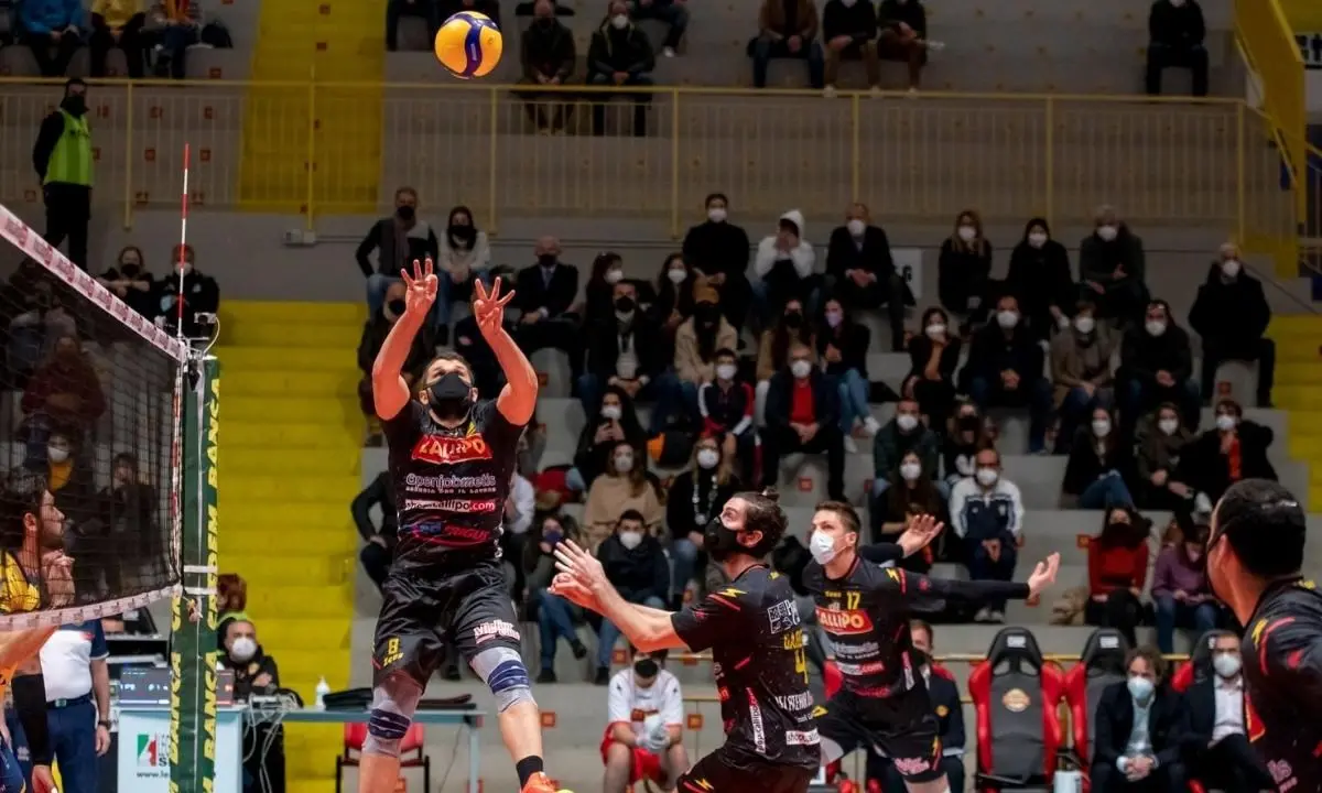 Il Volley ai tempi del Covid, Vibo Valentia-Modena: giocatori in campo con le mascherine Ffp2