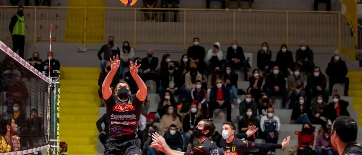 Il Volley ai tempi del Covid, Vibo Valentia-Modena: giocatori in campo con le mascherine Ffp2