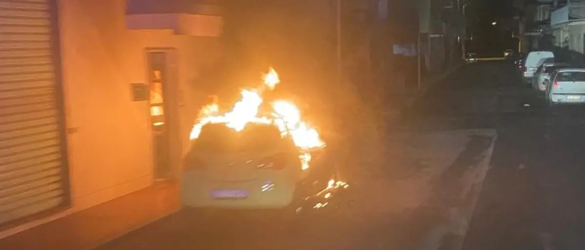 Incendio a Corigliano Rossano, auto distrutta dalle fiamme durante la notte: non si esclude matrice dolosa