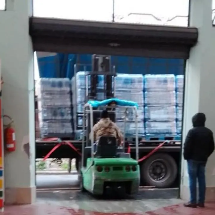 Vibo Valentia, la Sorical dona casse di acqua minerale ai cittadini