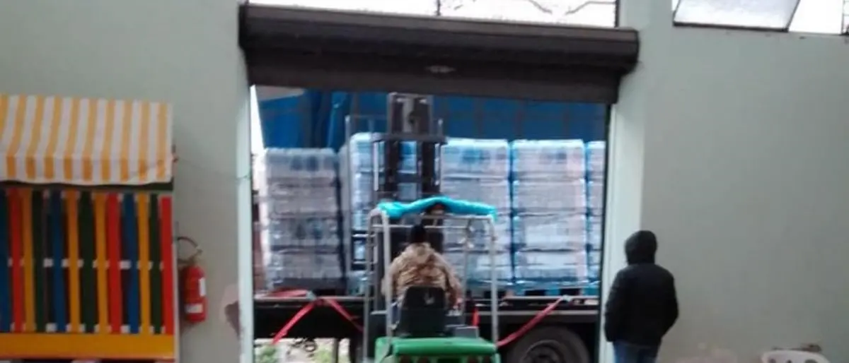 Vibo Valentia, la Sorical dona casse di acqua minerale ai cittadini