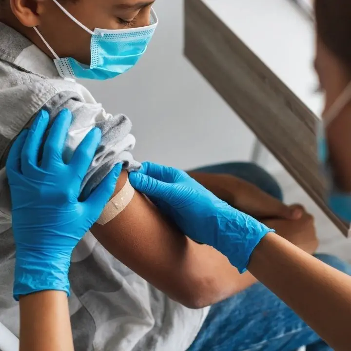 Le scuole come hub vaccinali, in Calabria la campagna per i bambini funziona: i numeri
