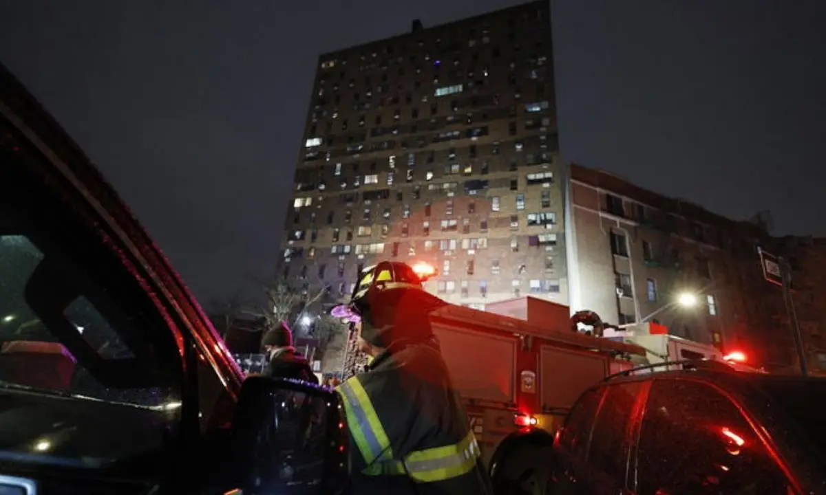 Dramma a New York, incendio in un palazzo del Bronx: 19 morti tra cui 9 bambini