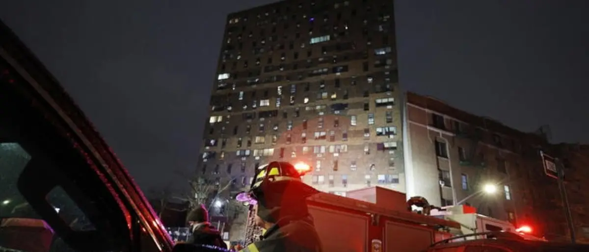 Dramma a New York, incendio in un palazzo del Bronx: 19 morti tra cui 9 bambini
