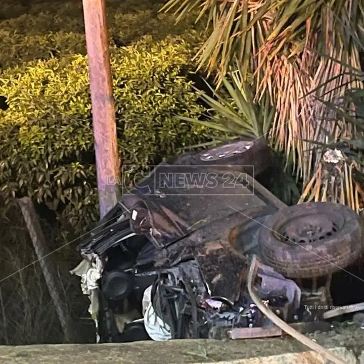 Incidente a Corigliano Rossano, sbanda con l’auto e finisce fuori strada: muore 19enne