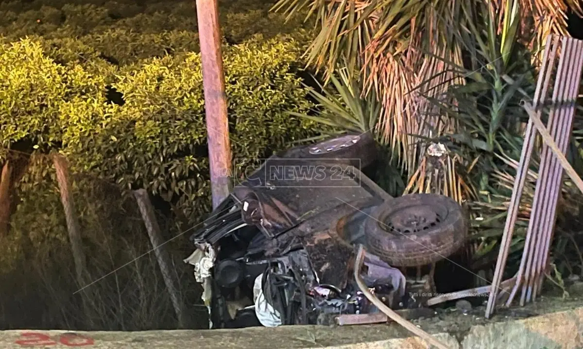 Incidente a Corigliano Rossano, sbanda con l’auto e finisce fuori strada: muore 19enne