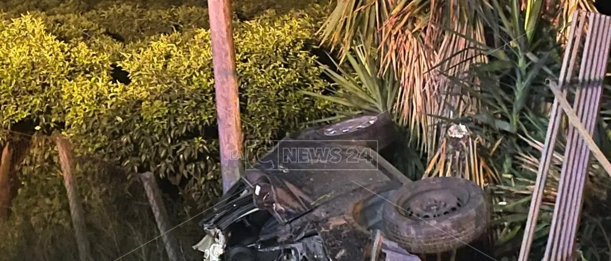 Incidente a Corigliano Rossano, sbanda con l’auto e finisce fuori strada: muore 19enne