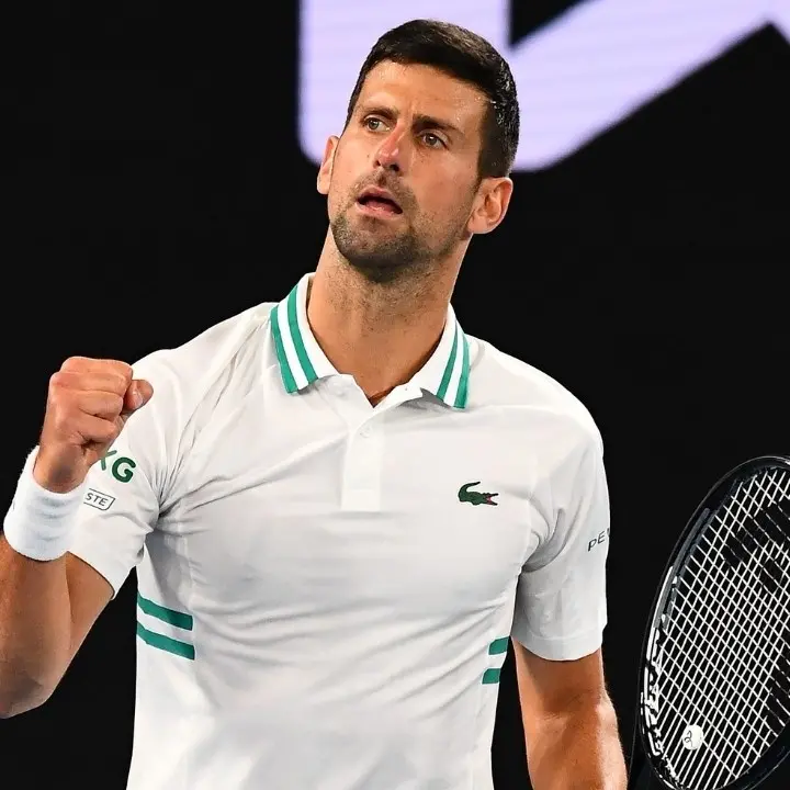 Djokovic vince il “primo set”: può restare (per il momento) in Australia e giocare gli Australian Open