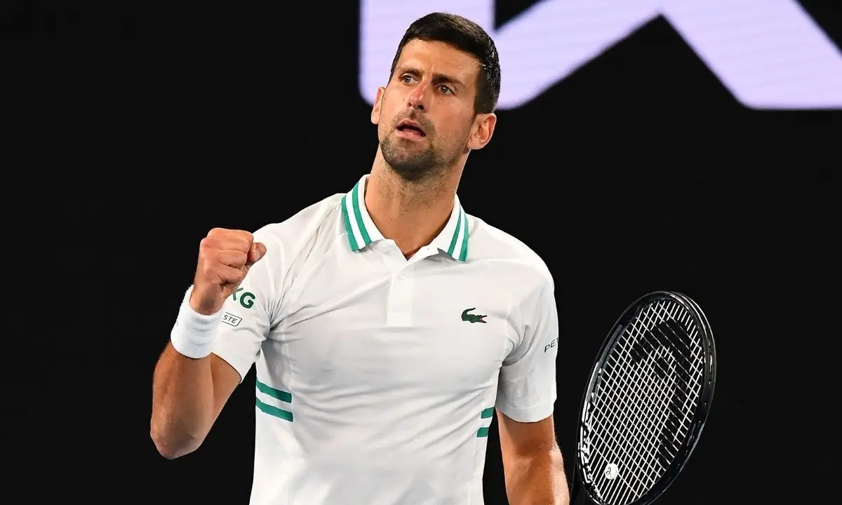 Djokovic vince il “primo set”: può restare (per il momento) in Australia e giocare gli Australian Open