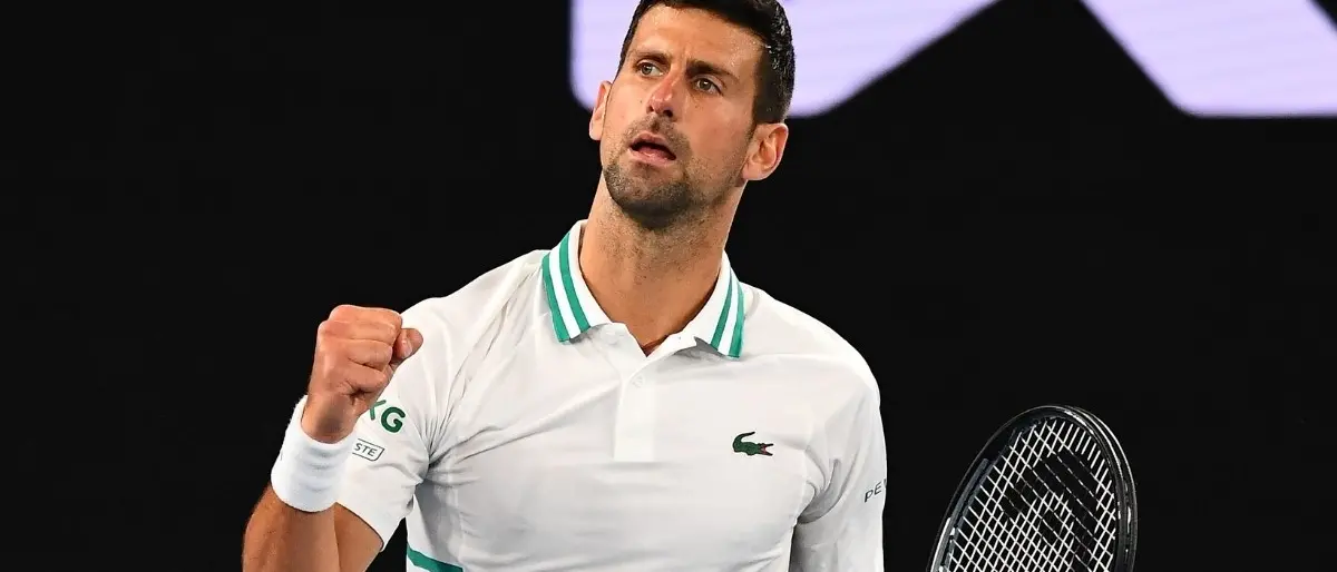 Djokovic vince il “primo set”: può restare (per il momento) in Australia e giocare gli Australian Open