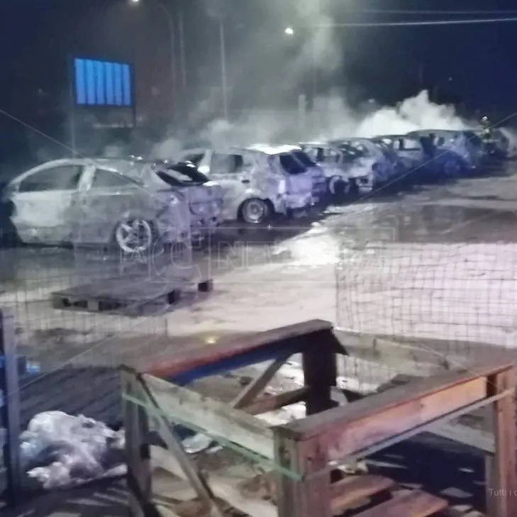Undici mezzi in fiamme a Cassano, non si ferma l’escalation criminale nella Sibaritide