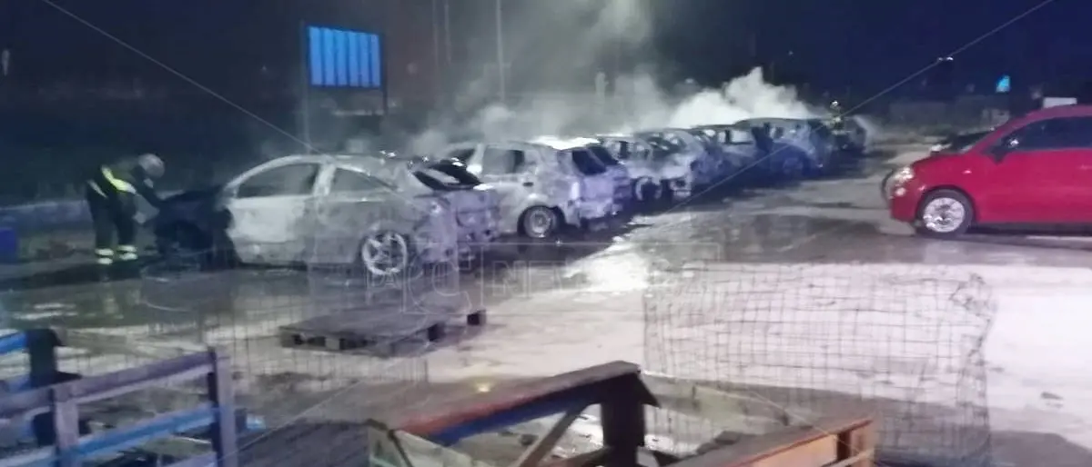 Undici mezzi in fiamme a Cassano, non si ferma l’escalation criminale nella Sibaritide