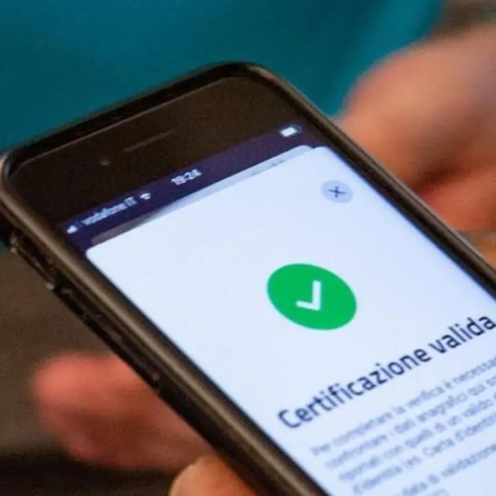 Catanzaro, rifiuta di esibire il green pass e minaccia i poliziotti: «Vi ammazzo tutti»