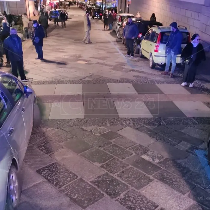 Quando l’inciviltà intralcia il soccorso: mezzo dei vigili del fuoco bloccato da un’auto in sosta selvaggia