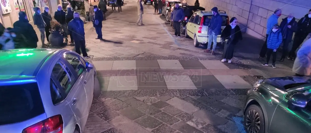 Quando l’inciviltà intralcia il soccorso: mezzo dei vigili del fuoco bloccato da un’auto in sosta selvaggia