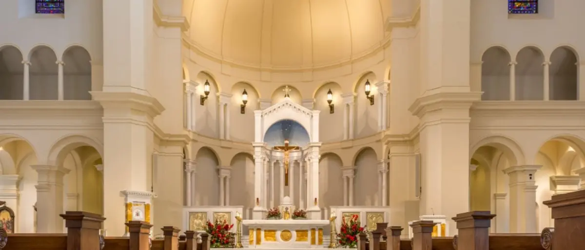 Mascherine ffp2 a messa e vaccino obbligatorio per personale universitario: le nuove regole dei vescovi