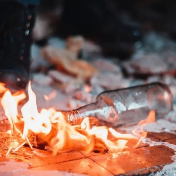 Intimidazione a Cosenza, bottiglia incendiaria e proiettili davanti ad un negozio
