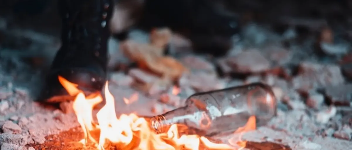 Intimidazione a Cosenza, bottiglia incendiaria e proiettili davanti ad un negozio