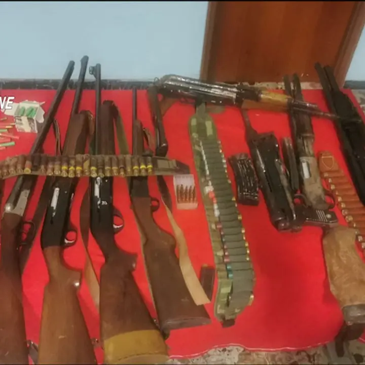 Scoperto un deposito armi nel Crotonese: anche un kalashnikov tra il materiale sequestrato